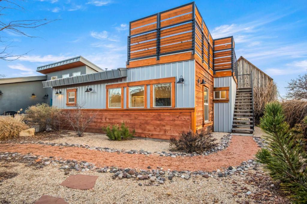 a contemporary house with a wooden facade at Timber & Tin H 2Bed 2Bath w Pool & Rooftop Deck in Kanab