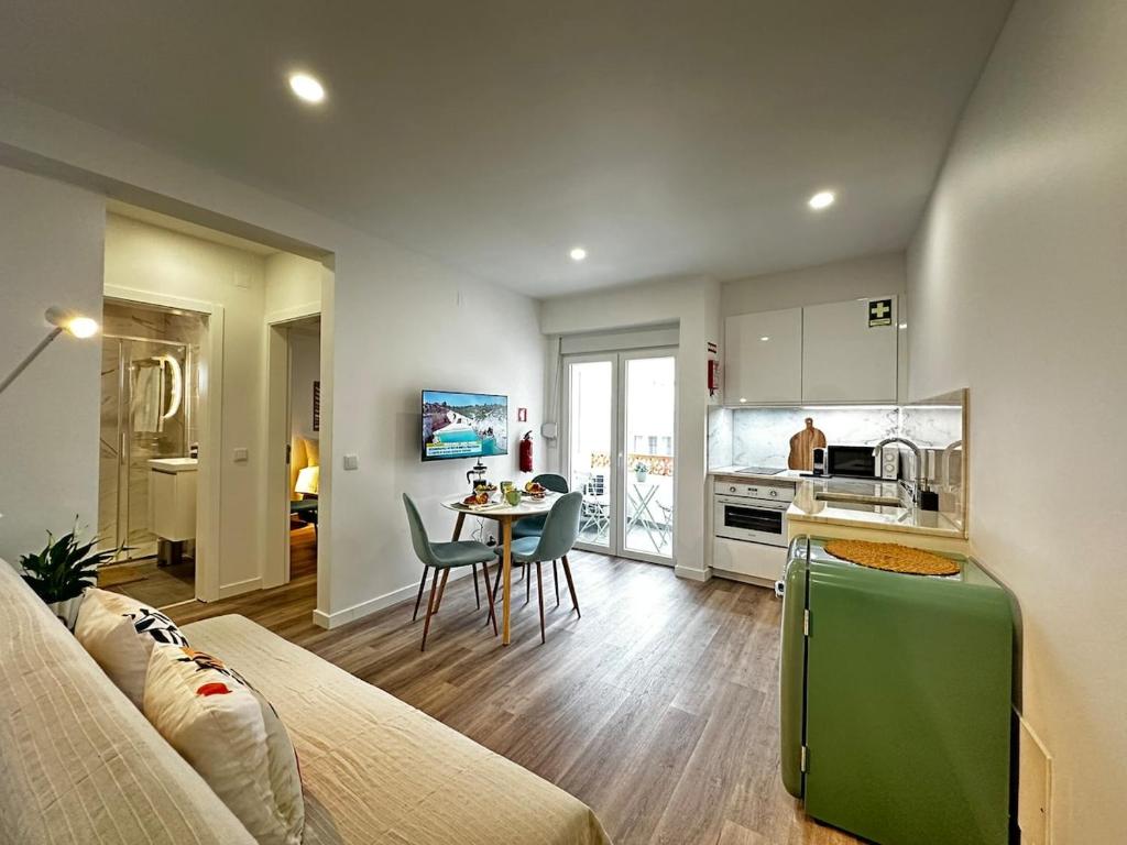 Charming and Modern apt with balcony 2 min Old Town
