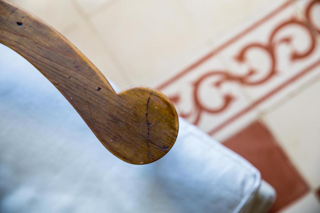 a wooden arm of a bench with a wooden heart on it at Petit Hotel Hostatgeria La Victoria in Alcudia