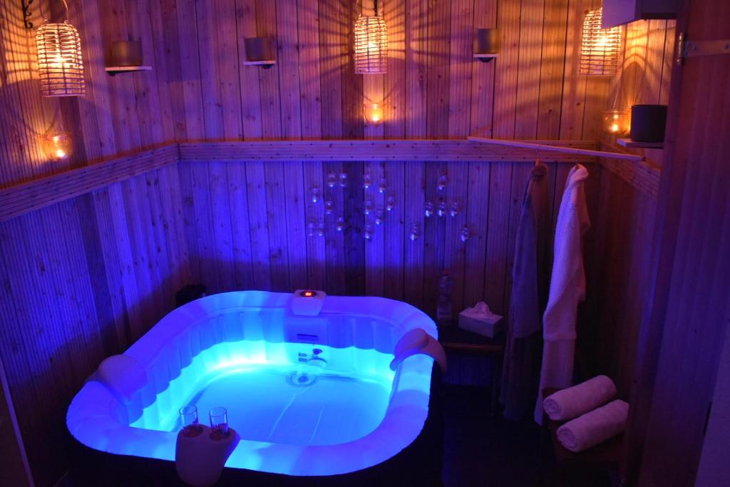 Foto de la galeria de Orchidée SPA Apartment with Jacuzzi close by Laufen a Breitenbach