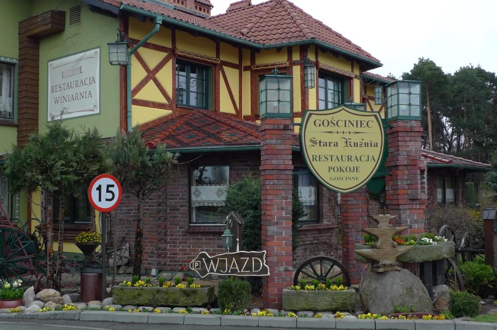 ein Haus mit einem Schild davor in der Unterkunft Gościniec Stara Kuźnia in Dębska Kuźnia