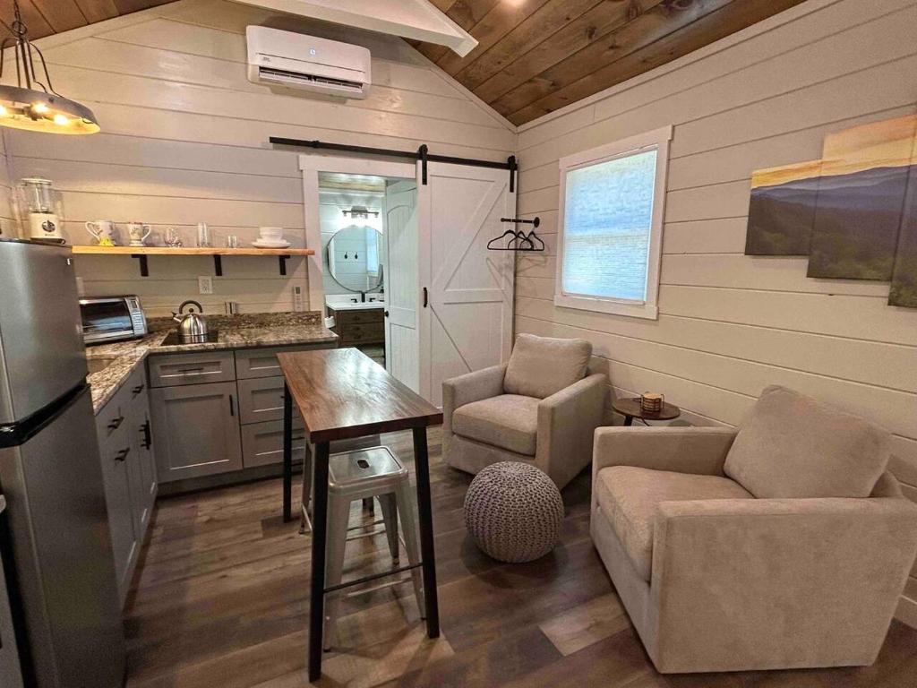 Blissful Nook Tiny Home, Cozy Retreat, Hot Tub, Close to Town, Deep Creek, & Entrance to National Park photo