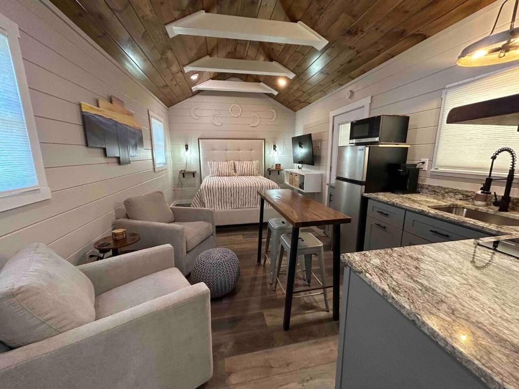 Blissful Nook Tiny Home, Cozy Retreat, Hot Tub, Close to Town, Deep Creek, & Entrance to National Park photo