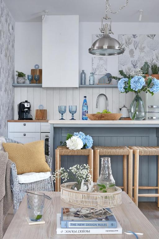 a living room with a table and a kitchen at Apartament Aqua Przystań 80 - Rumia Novum, przy AQUAPARKREDA, z balkonem i bezpłatnym parkingiem in Rumia