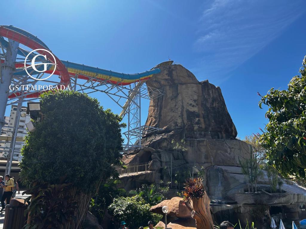 a roller coaster at the theme park at Spazzio diRoma com acesso ao Acqua Park in Caldas Novas