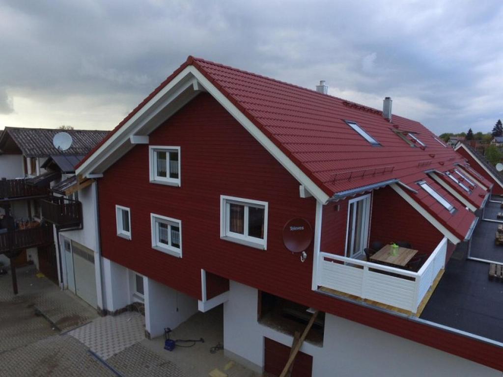 una casa roja con techo rojo en Obst- und Ferienhof Brudy, en Appenweier