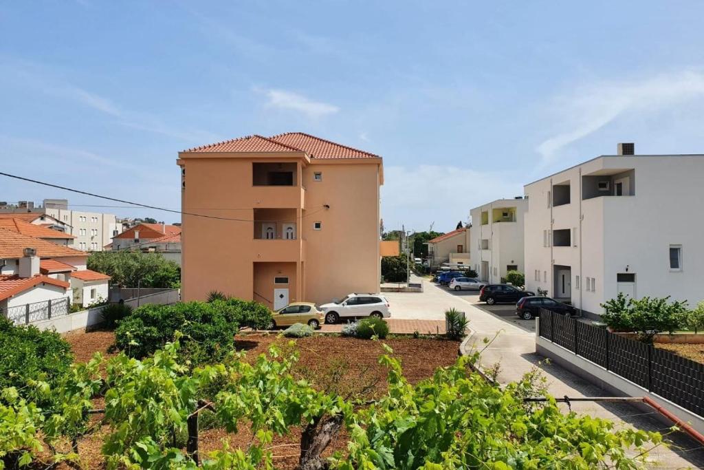 Apartments with parking space Trogir - 25305