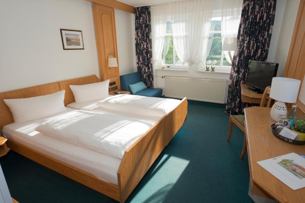 Postel nebo postele na pokoji v ubytování Hotel Mainblick Garni