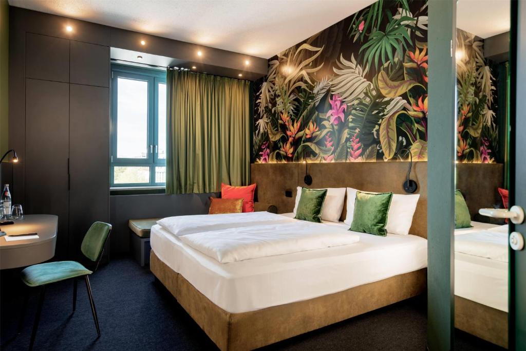 เตียงในห้องที่ Rugs Hotel Augsburg, Trademark Collection by Wyndham