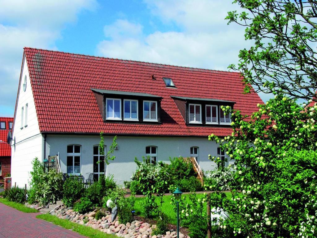 a white house with a red roof at Stilvolles Studio nahe Müritzsee in Buchholz in Buchholz