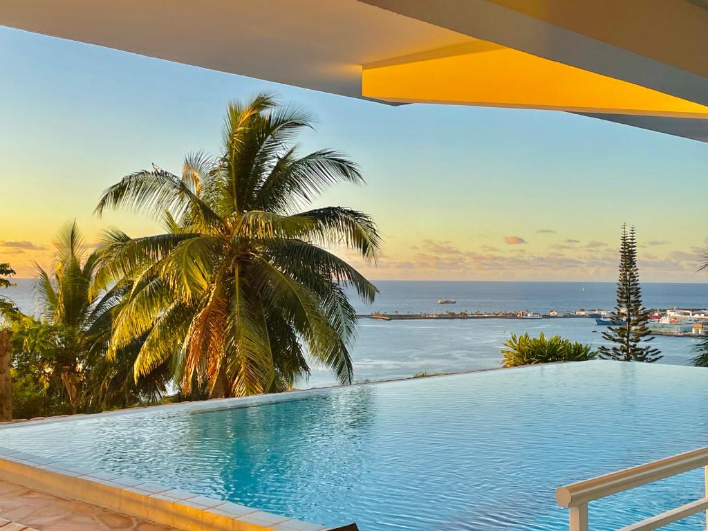 a swimming pool with a view of the ocean at Le Reka du Grand Large in Papeete