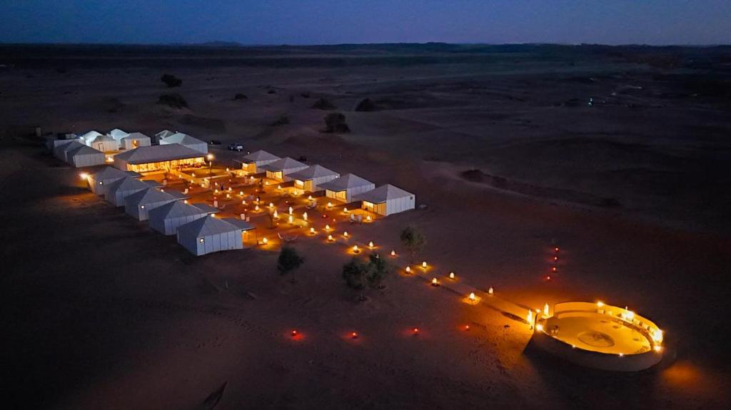an overhead view of a building in the desert at night at Merzouga Beduien Camping in Merzouga