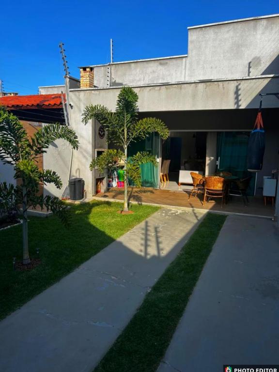 a house with a garden and a patio at Casa Cristã Familiar JR in Paracuru