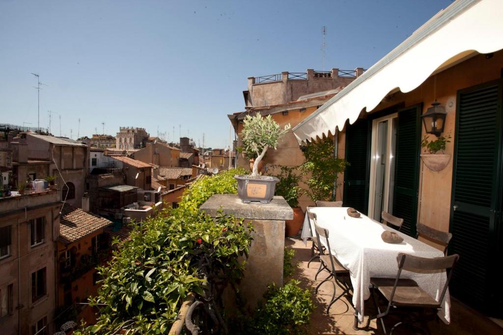 - un balcon avec une table et des chaises dans un bâtiment dans l'établissement Terrace Jewel by Campo de Fiori, à Rome