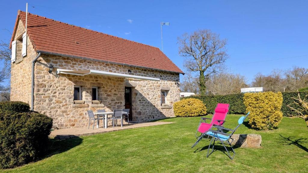 two chairs and a table in front of a building at La rivaille in Lussac-les-Églises