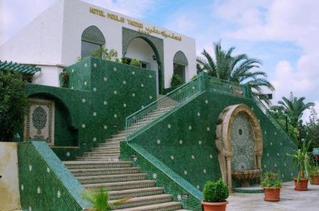 een gebouw met trappen voor een gebouw bij Hotel Moulay Yacoub in Moulay Yacoub