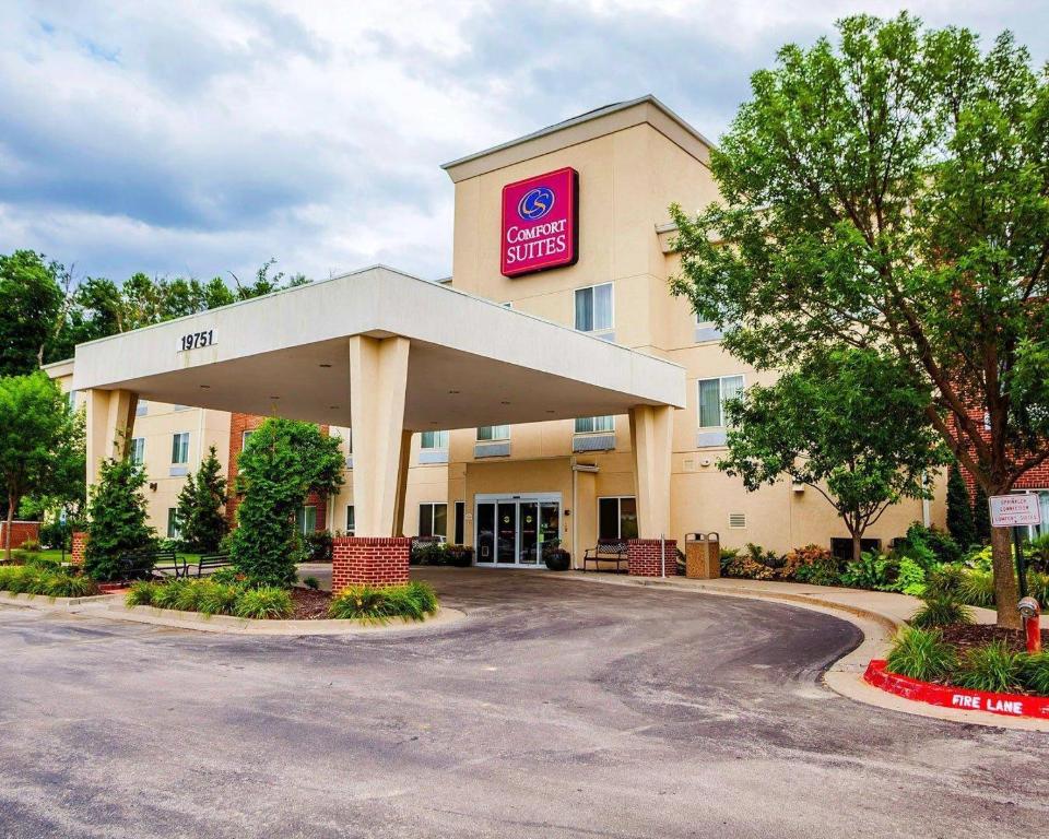 a hotel with a sign on the front of a building at Comfort Suites Independence - Kansas City in Independence