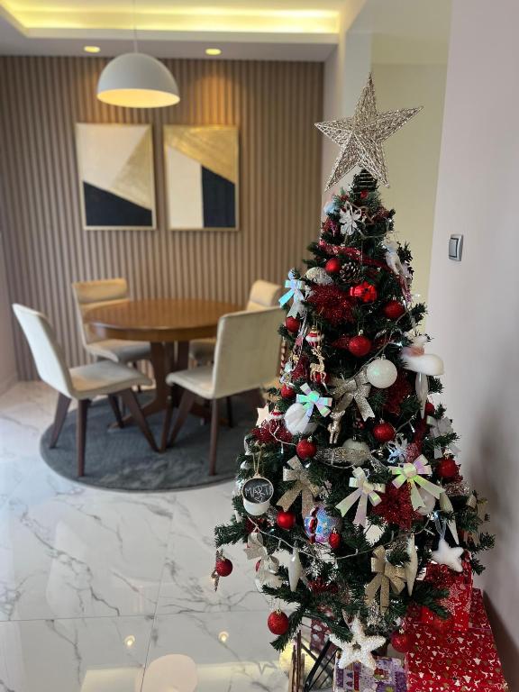a christmas tree in the middle of a room at Apartman Simikic in Lopare