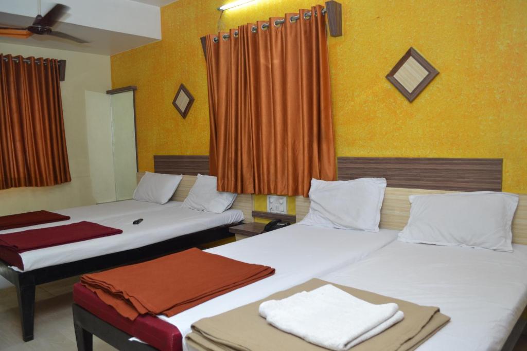 Postel nebo postele na pokoji v ubytování Hotel Sai Vishwa