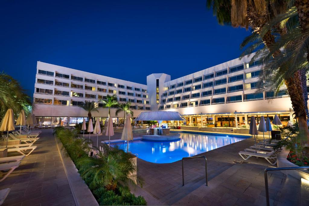 ein Hotel mit Swimmingpool bei Nacht in der Unterkunft Lagoona by Isrotel Collection in Eilat