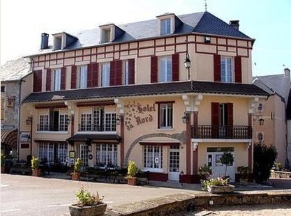 a large building sitting on the side of a street at L'Hotel du Nord - Quarré-les-Tombes in Quarré-les-Tombes
