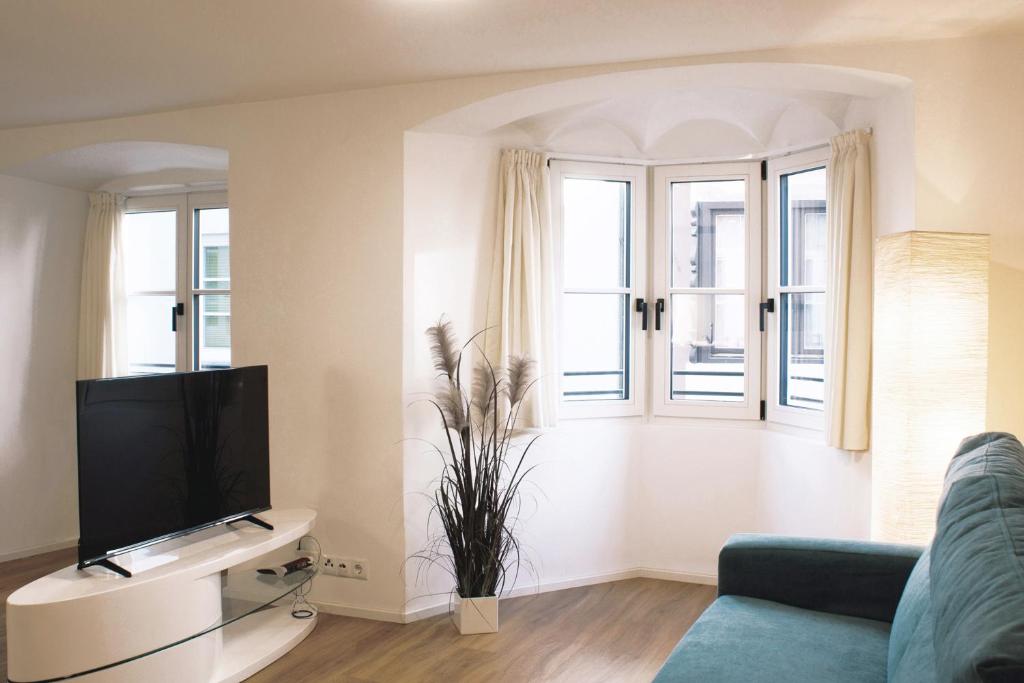 a living room with a tv and a couch at Apartment TrentaTre in Chiusa
