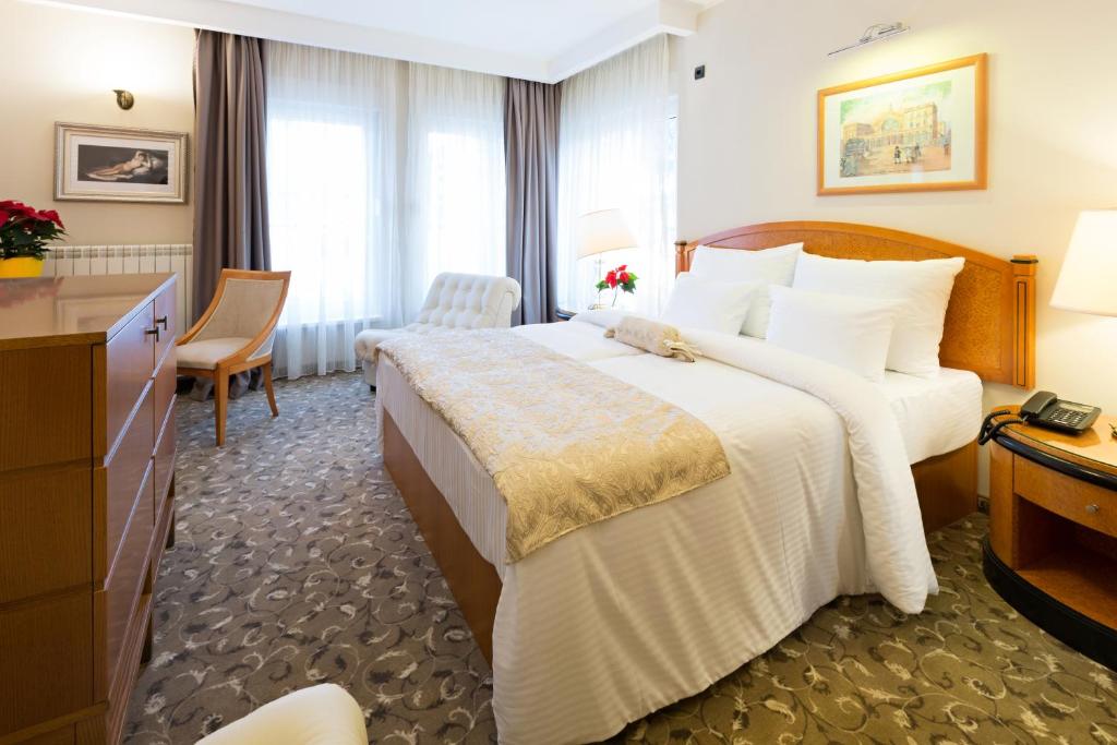 Postel nebo postele na pokoji v ubytování Hotel Sterling Garni