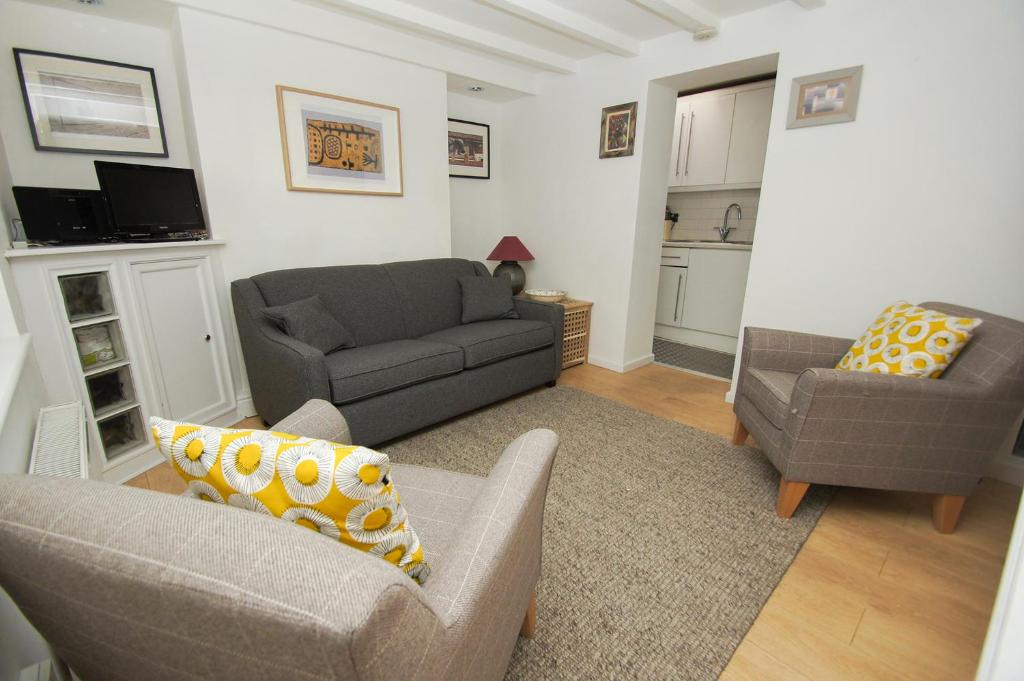 a living room with two chairs and a couch at Marine Gardens - Central - by Brighton Holiday Lets in Brighton & Hove