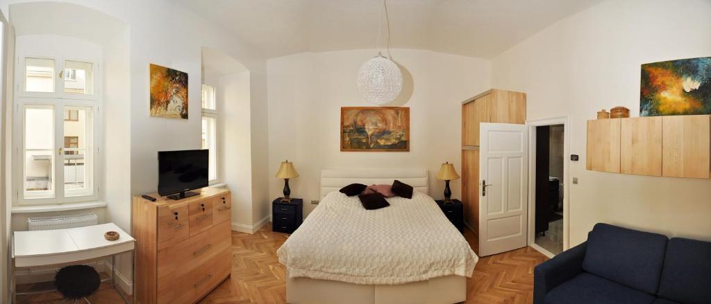 
a bedroom with a bed and a desk at Luxury Apartment Novobranska in Brno
