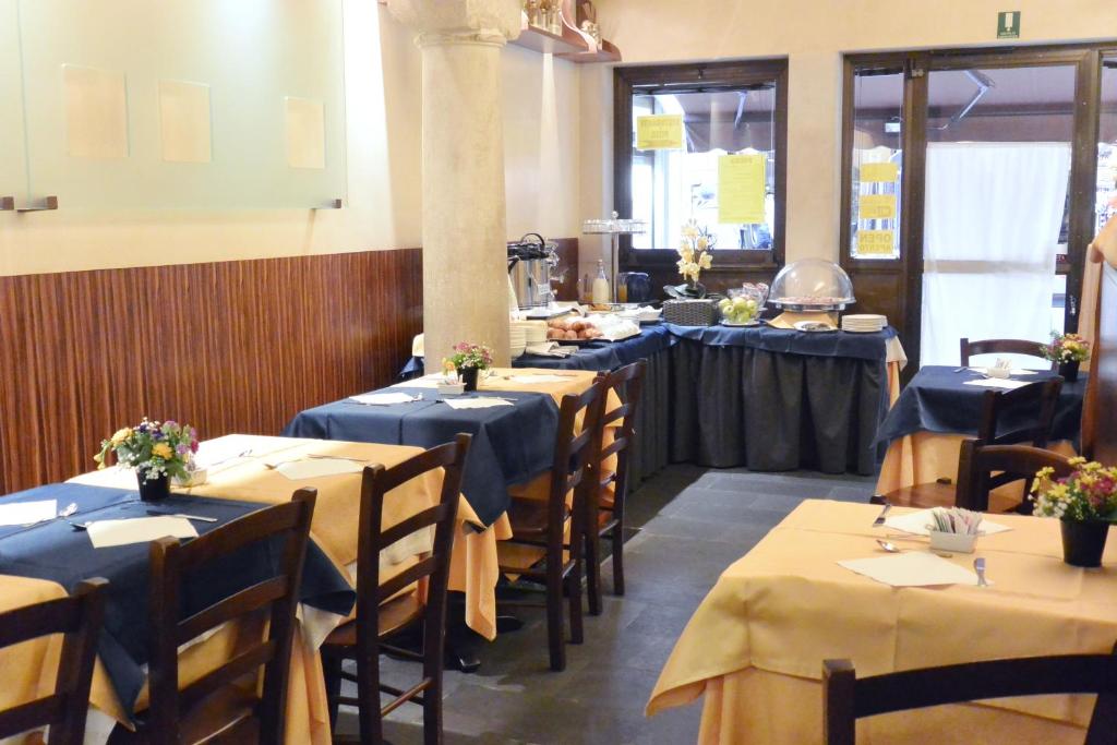 a row of tables in a restaurant with blue table cloth at Hotel San Zulian in Venice