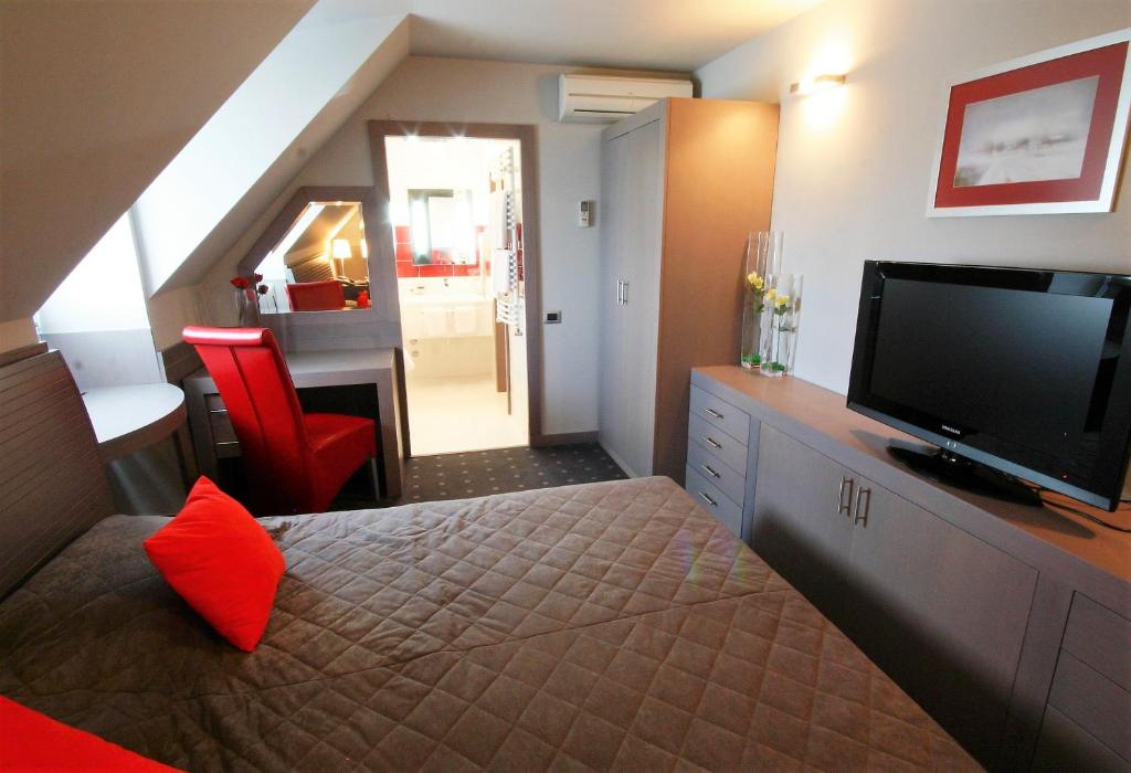 TV a/nebo společenská místnost v ubytování Garni Hotel Leopold I