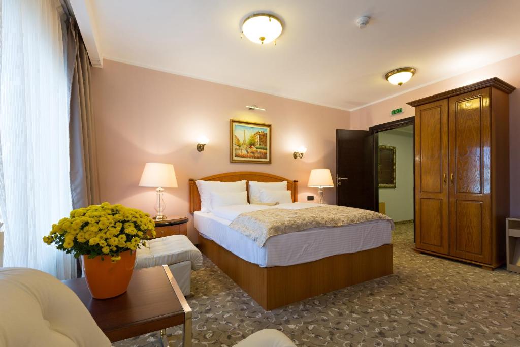 Postel nebo postele na pokoji v ubytování Hotel Sterling Garni