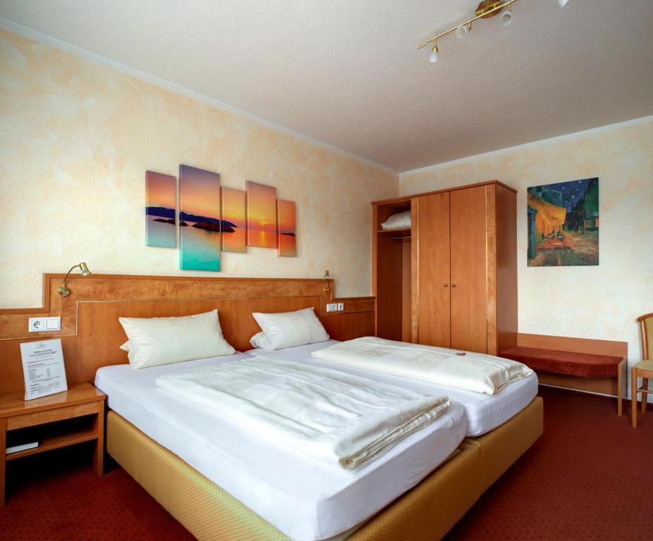 Postel nebo postele na pokoji v ubytování Hotel Heide Residenz