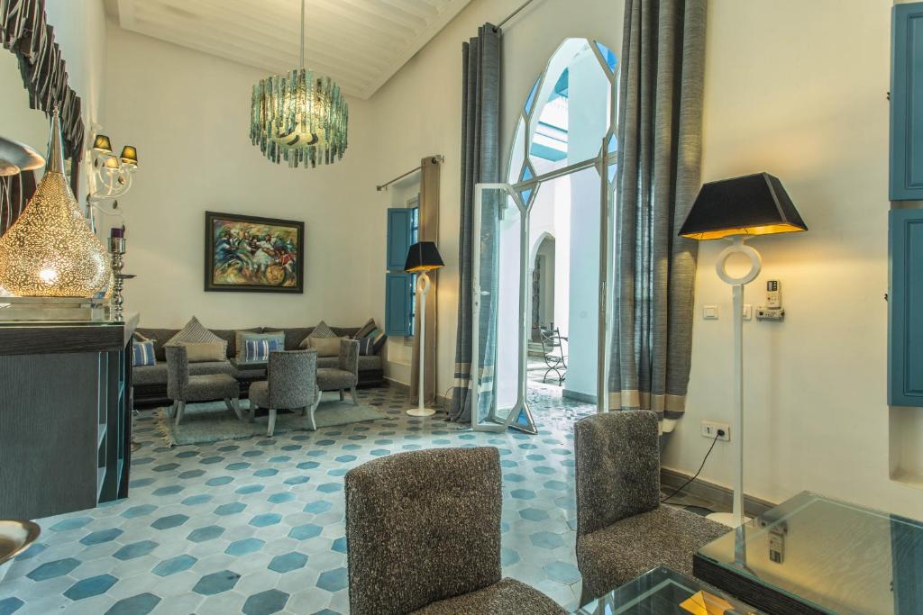 Posezení v ubytování Riad Le Perroquet Bleu Suites & Spa