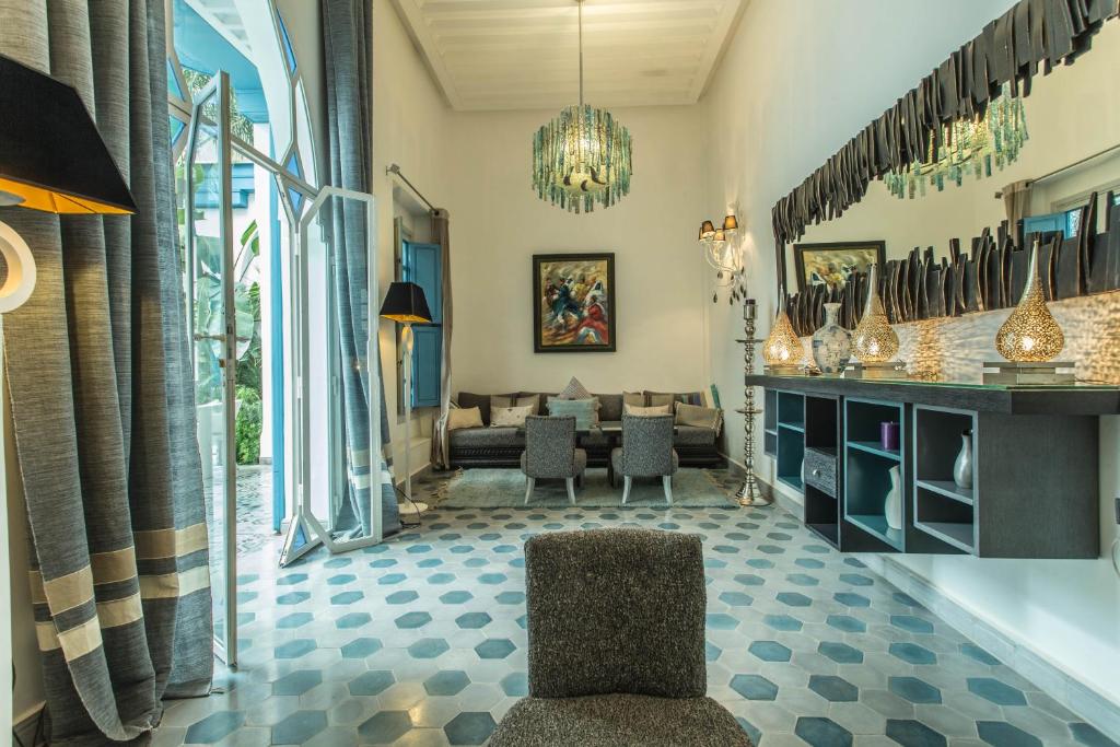 Posezení v ubytování Riad Le Perroquet Bleu Suites & Spa