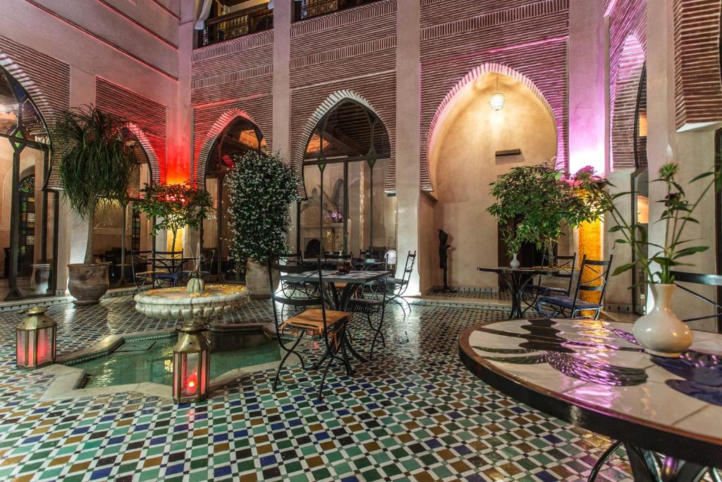 Restaurace v ubytování Riad Le Perroquet Bleu Suites & Spa
