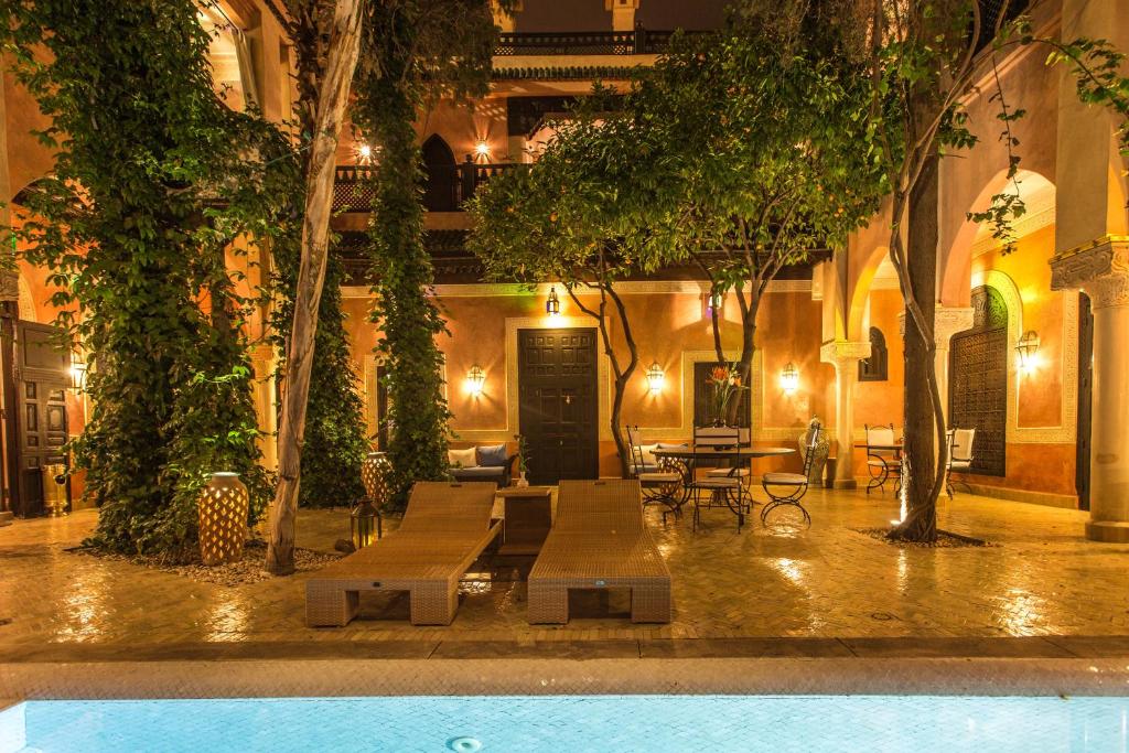 Bazén v ubytování Riad Le Perroquet Bleu Suites & Spa nebo v jeho okolí