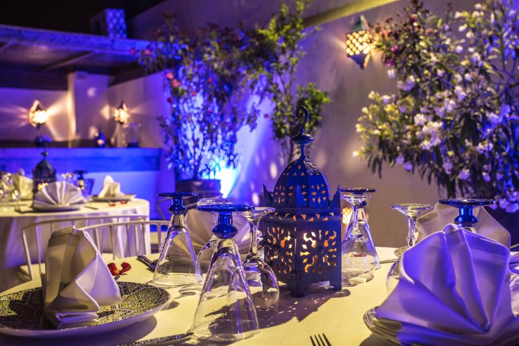 Nápoje v ubytování Riad Le Perroquet Bleu Suites & Spa