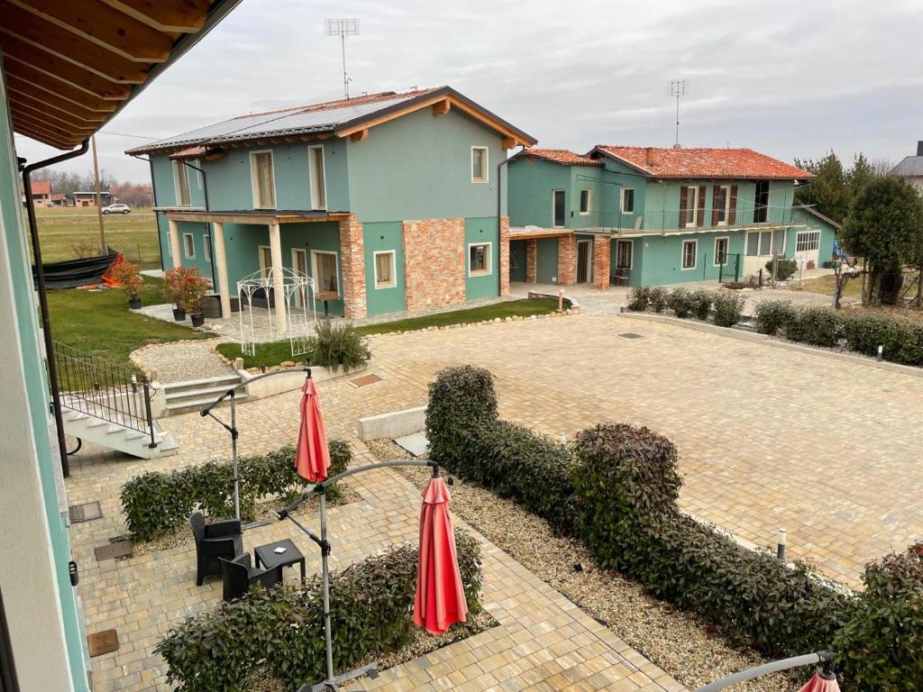 a house with two red umbrellas in front of it at Le Ghie in Mondovì