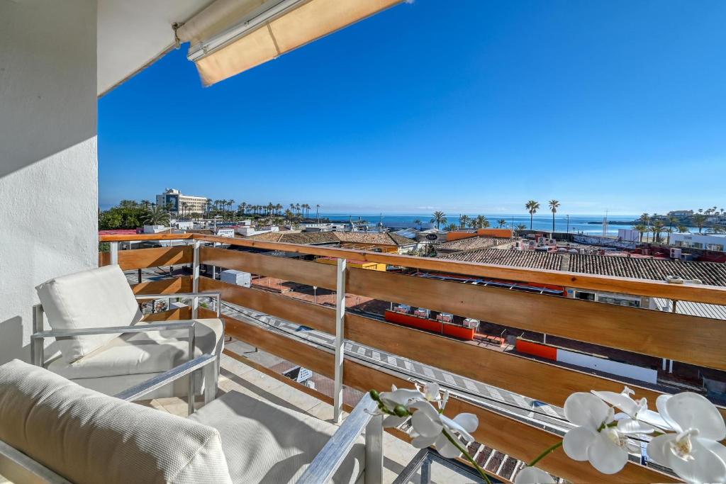 a balcony with a view of the beach at Hawaii in Jávea