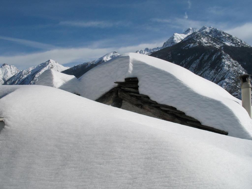 una pila de nieve en la cima de una montaña en Maison De Marthe, en Doues