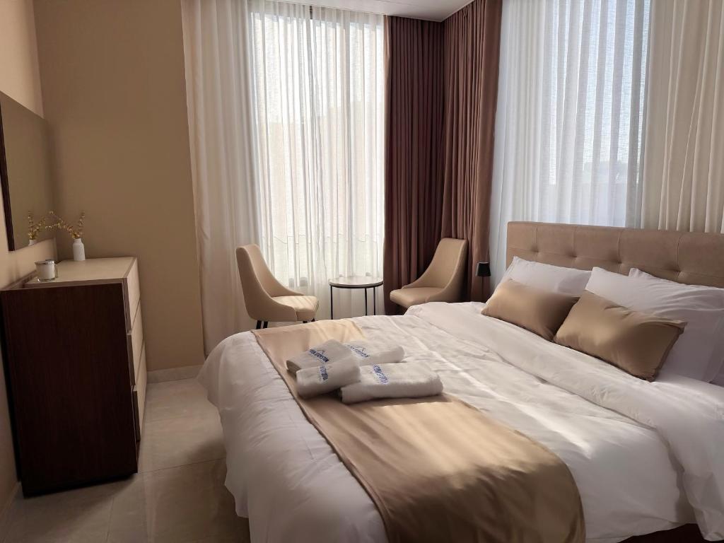 En eller flere senge i et værelse på Batroun Staycation