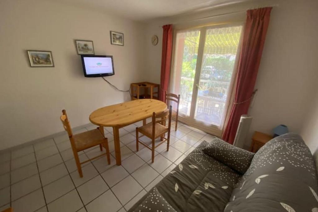 Air-conditioned studio with balcony in St-Raphaël