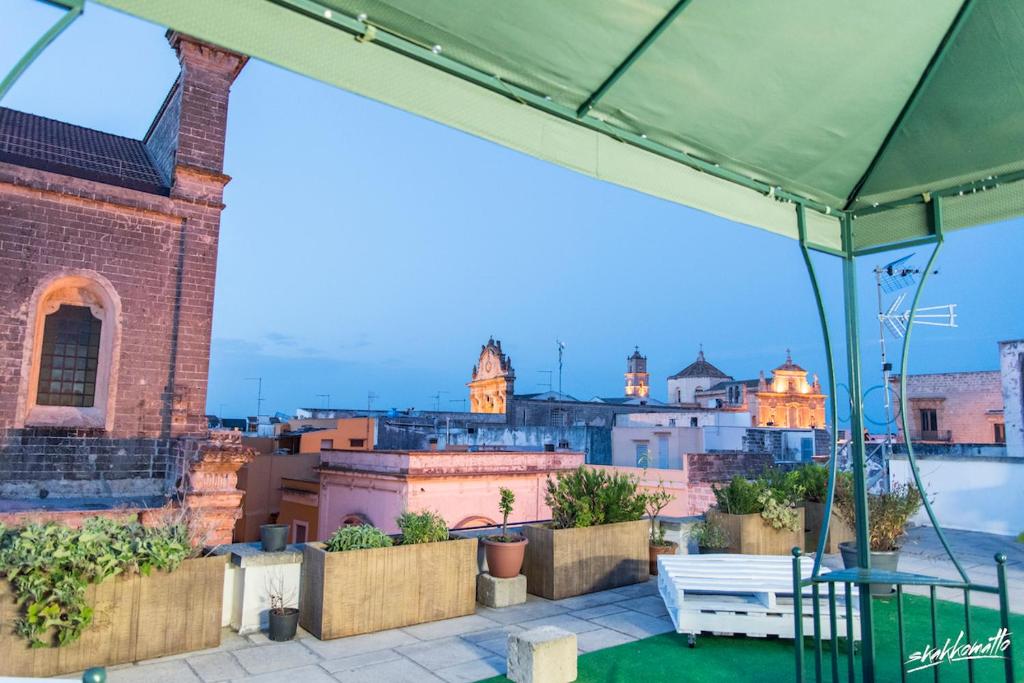 - une vue sur la ville depuis le toit d'un bâtiment dans l'établissement B&B La Terrazza di Corte Sant'Anna, à Galatone