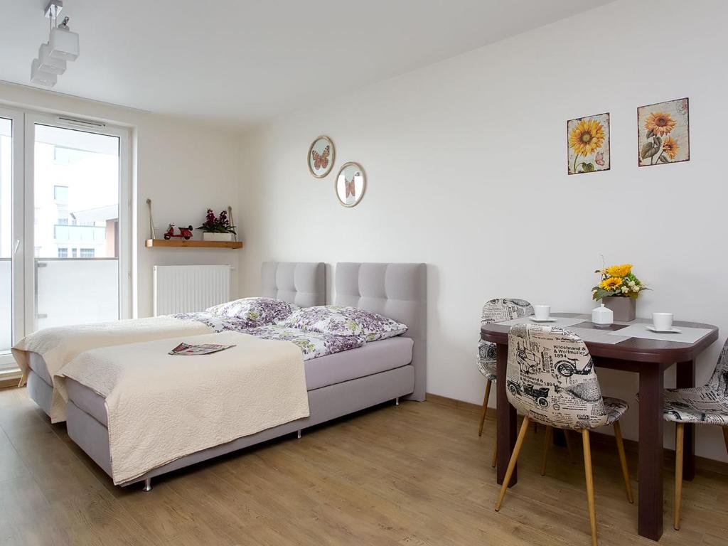 um quarto com uma cama, uma mesa e uma secretária em Manhattan Place Apartament em Varsóvia