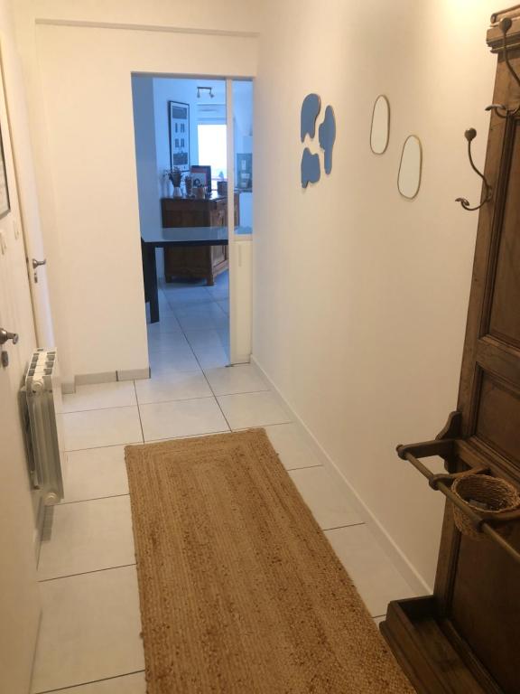 a hallway with a door leading into a room at Armorique résidence in Malestroit