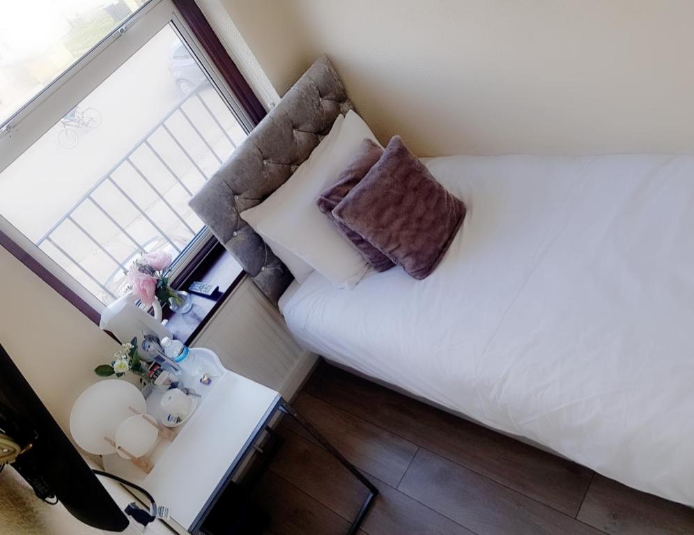The 55 - Standard Single Room With Shared Bathroom