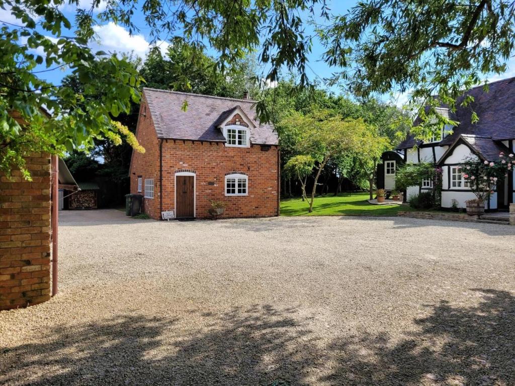 a brick house with a driveway in front of it at 1 Bed in Pershore oc-redco in Upton Snodsbury