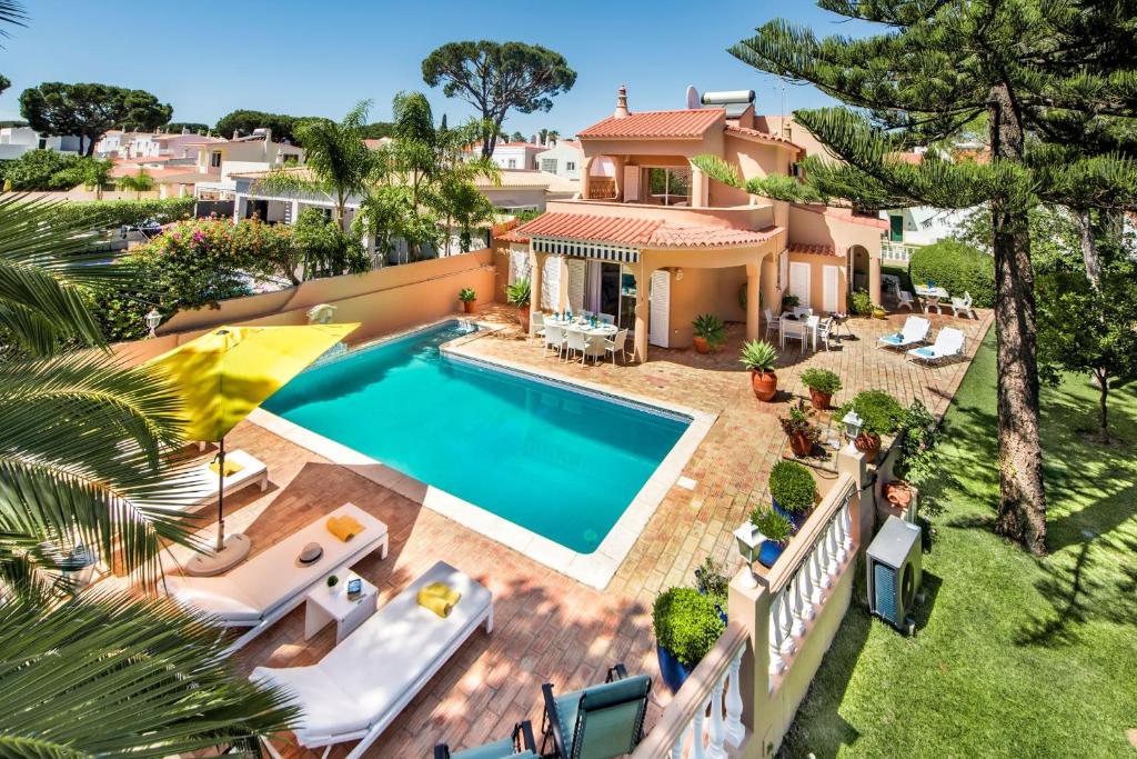 4 Bedrooms Private Pool Close To All Amenities