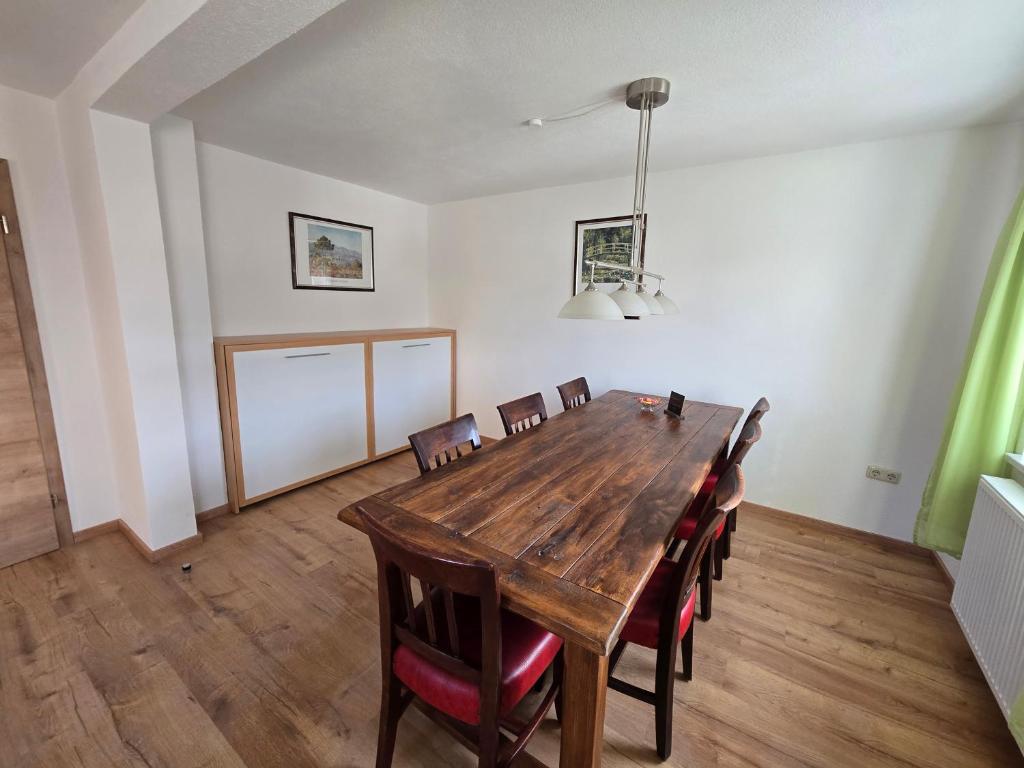 a dining room with a wooden table and chairs at Binder's Ferienhaus zur Altmühl in Leutershausen